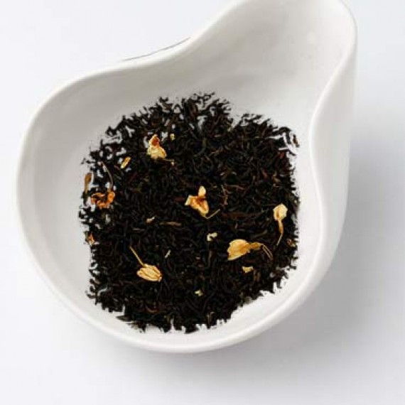 Красный чай с лепестками жасмина